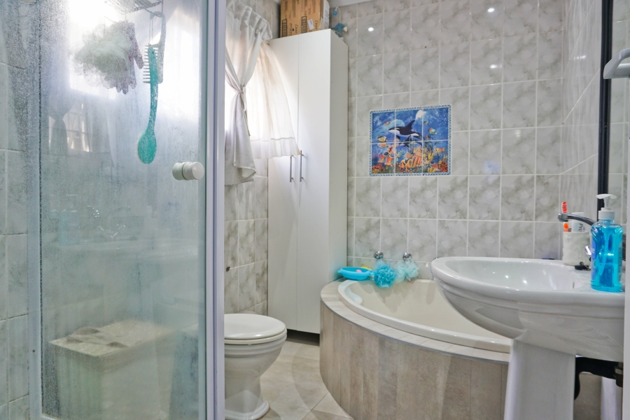 5 Bedroom Property for Sale in Sunrise On Sea Eastern Cape
